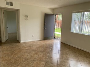 44700 Las Palmas Ave in Palm Desert, CA - Building Photo - Building Photo
