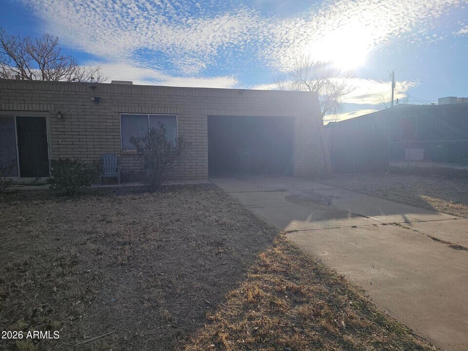306 3rd St in Huachuca City, AZ - Building Photo