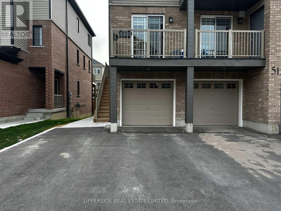 51 Hay Ln. in Barrie, ON - Building Photo