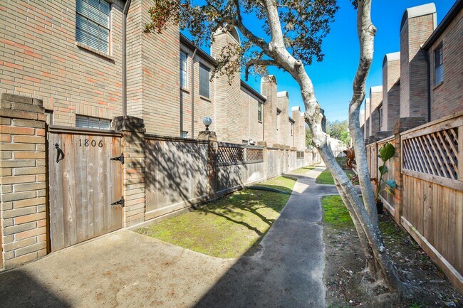 9850 Pagewood Ln in Houston, TX - Foto de edificio - Building Photo