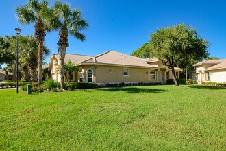 7033 Willow Pine Way in Port St. Lucie, FL - Foto de edificio - Building Photo