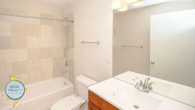 3349 N Clark St, Unit 1SW in Chicago, IL - Building Photo - Building Photo