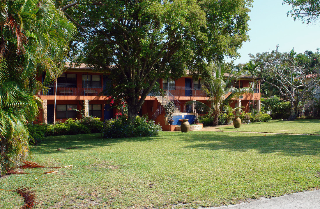 9005 NE 8th Ave in Miami, FL - Foto de edificio