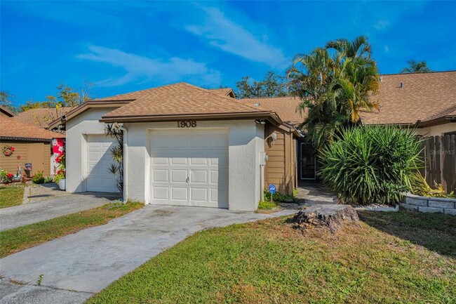 1908 Bayshore Ct in Safety Harbor, FL - Building Photo - Building Photo