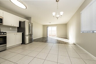 7933 Odysseus Ave, Unit 4 in Las Vegas, NV - Foto de edificio - Building Photo