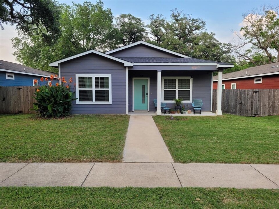 152 FM 2571 in Smithville, TX - Building Photo