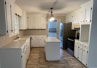 1029 Edgewood Dr in Hartsville, SC - Building Photo - Building Photo