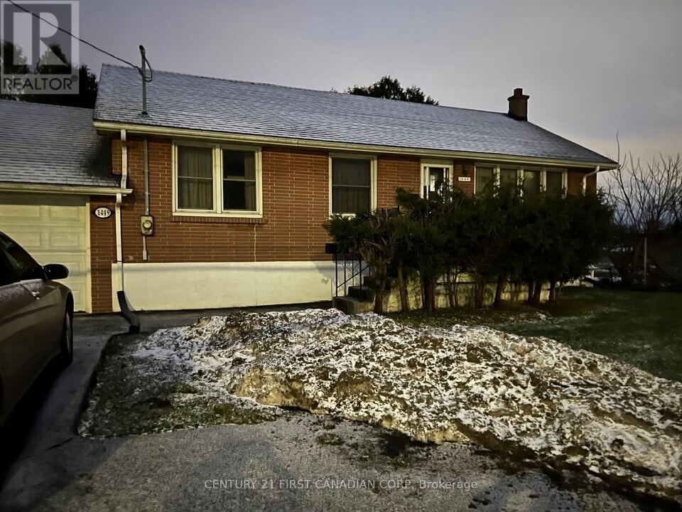 1449 Oxford St E in London, ON - Building Photo