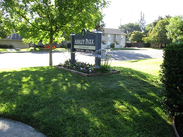 ASHLEY PARK APARTMENTS in Stockton, CA - Building Photo