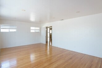 6331 Connie Dr in San Diego, CA - Foto de edificio - Building Photo