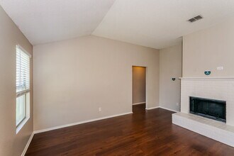 317 Taylor St in Saginaw, TX - Foto de edificio - Building Photo