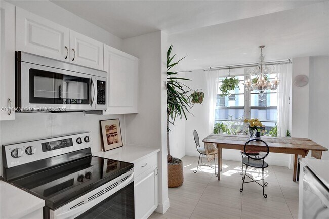 7735 Abbott Ave in Miami, FL - Building Photo - Building Photo