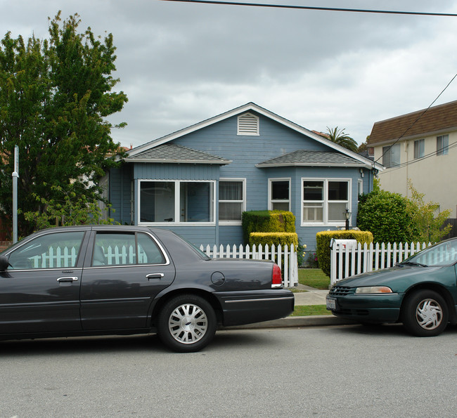 18 Willow Ave in Millbrae, CA - Foto de edificio - Building Photo