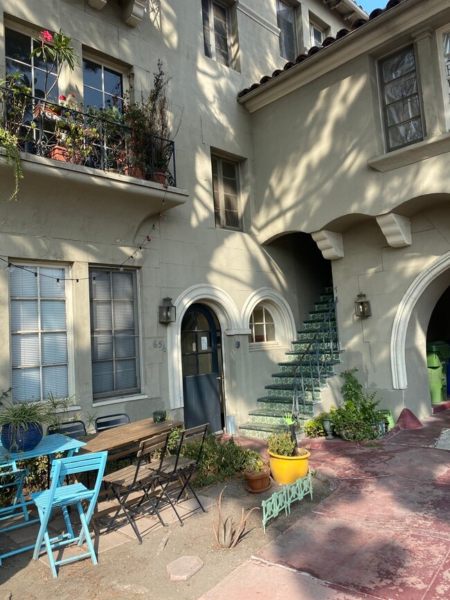 654 S Burnside Ave Rentals in Los Angeles, CA