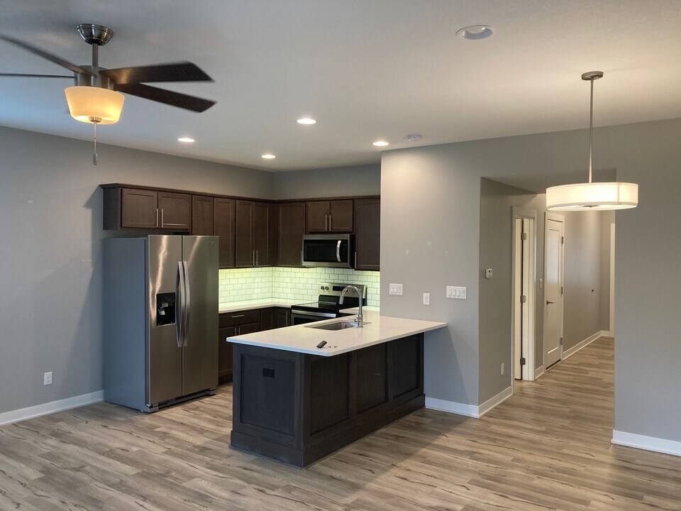 916 9th St in West Des Moines, IA - Building Photo