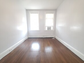 66 W 18th St, Unit 2F in Bayonne, NJ - Foto de edificio - Building Photo