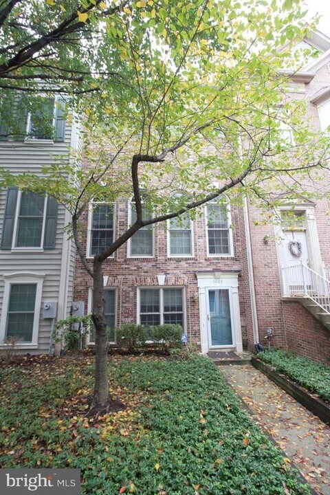 6003 Ricketts Walk in Alexandria, VA - Building Photo