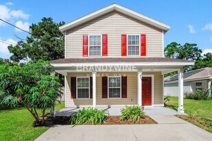 1571 N Whitney St in St. Augustine, FL - Building Photo