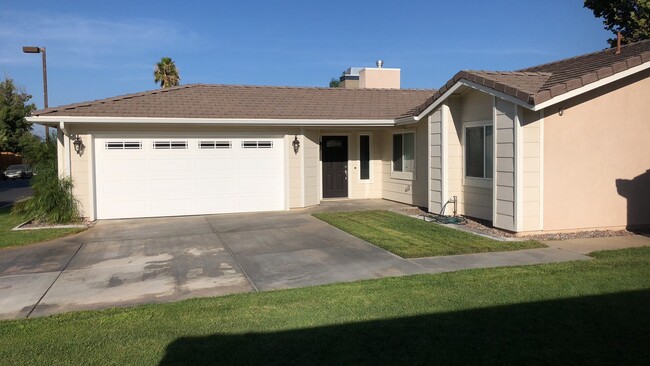 12108 Cochise Dr in Riverside, CA - Foto de edificio - Building Photo