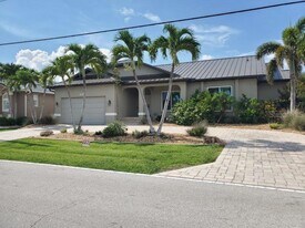 2100 Aqui Esta Dr in Punta Gorda, FL - Building Photo