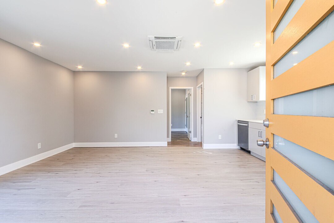 2914 E 5th St in Long Beach, CA - Building Photo