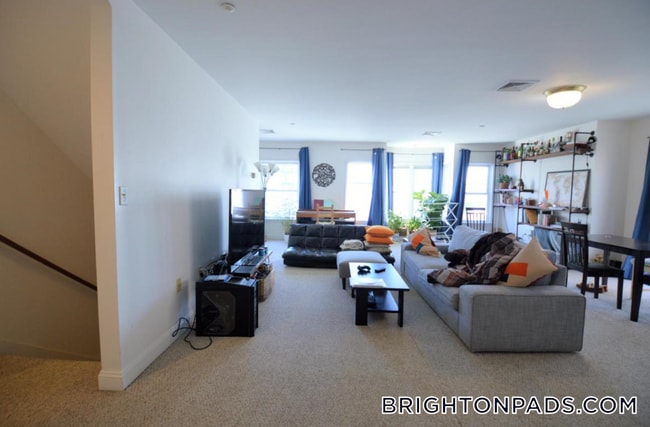 8-10 Glencoe St., Unit 2 in Boston, MA - Foto de edificio - Building Photo