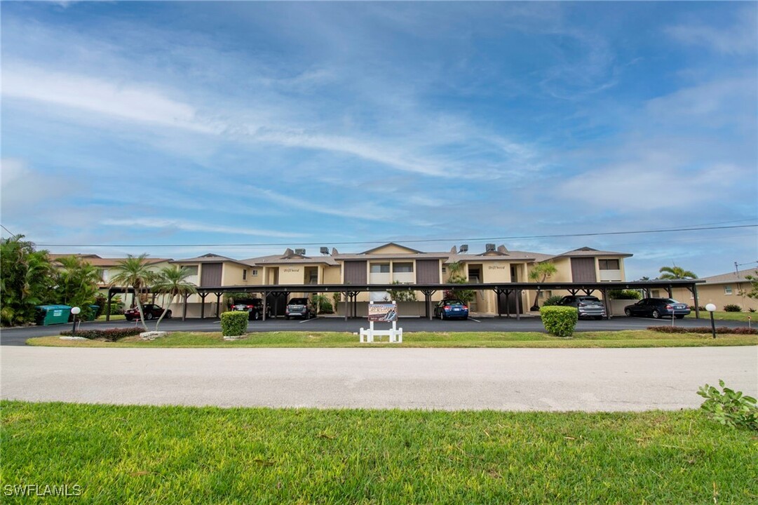 3612 SE 12th Ave in Cape Coral, FL - Foto de edificio