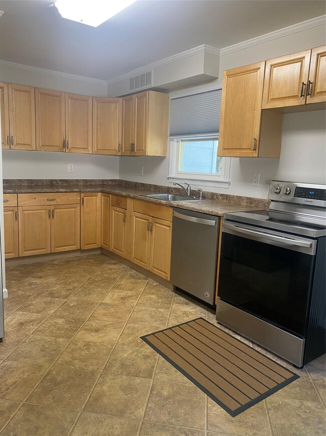 282 Laurel Rd in East Northport, NY - Building Photo - Building Photo