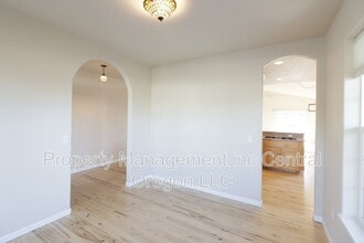 3721 SW Tommy Armour Ln in Redmond, OR - Building Photo - Building Photo