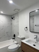 2727 NW 17th Ter, Unit 404 in Miami, FL - Foto de edificio - Building Photo