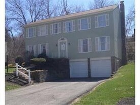 1293 Manor Dr in Pittsburgh, PA - Building Photo