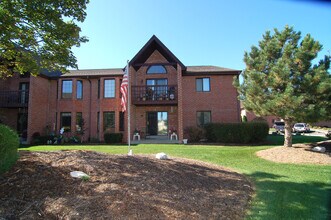 N58W23983 Hastings Ct in Sussex, WI - Foto de edificio - Building Photo