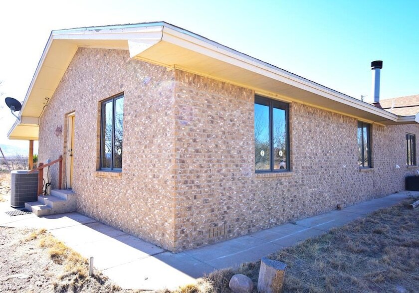 909 S Cactus St, Unit B in Alpine, TX - Building Photo