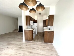 1246 Brockton Ave in Los Angeles, CA - Foto de edificio - Building Photo