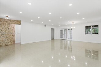 1400 E Hawthorne Cir in Hollywood, FL - Foto de edificio - Building Photo