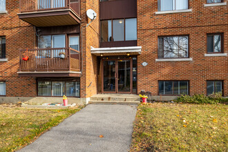 123 Hilary in Pointe-claire, QC - Building Photo - Building Photo