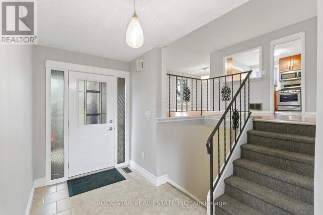 111 Britten Close in Hamilton, ON - Building Photo - Building Photo