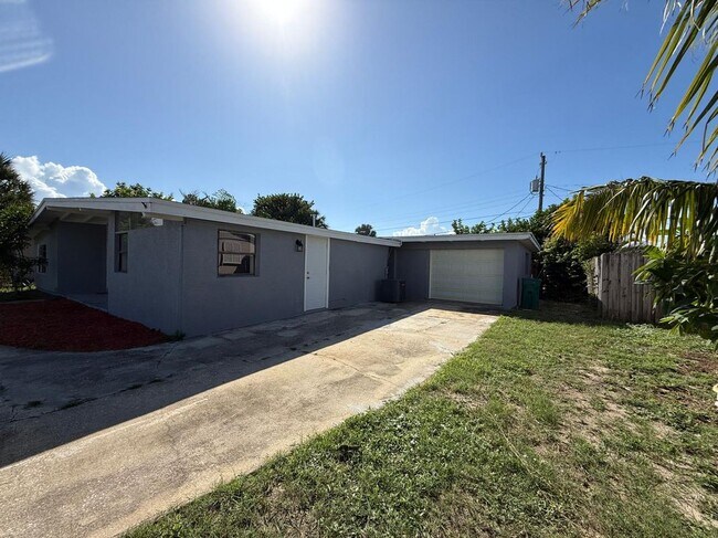 120 NE 3rd St in Satellite Beach, FL - Building Photo - Building Photo