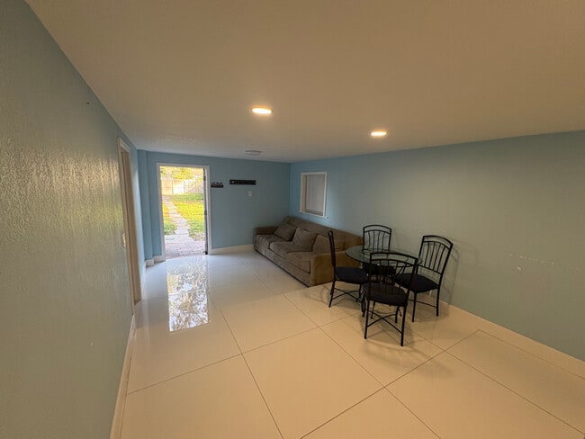 2025 56th Ave in Vero Beach, FL - Foto de edificio - Building Photo