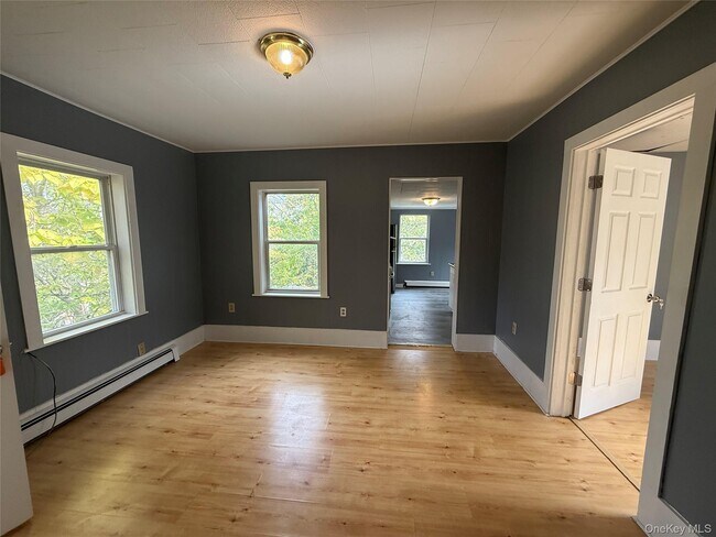 333 Girard St in Esopus, NY - Foto de edificio - Building Photo