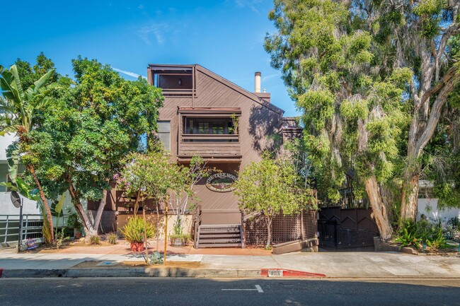 property at 906 Kings Rd