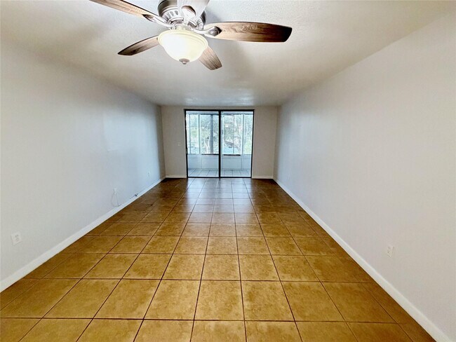 1810 N Lauderdale Ave in North Lauderdale, FL - Building Photo - Building Photo