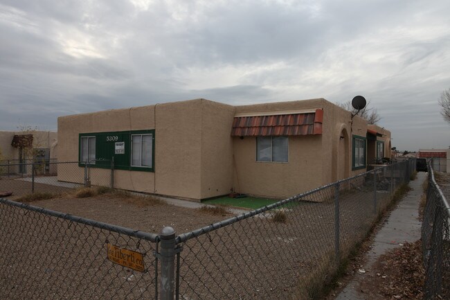 Charleston Heights in Las Vegas, NV - Building Photo - Building Photo