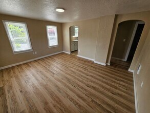 499 17th St SE in Salem, OR - Foto de edificio - Building Photo