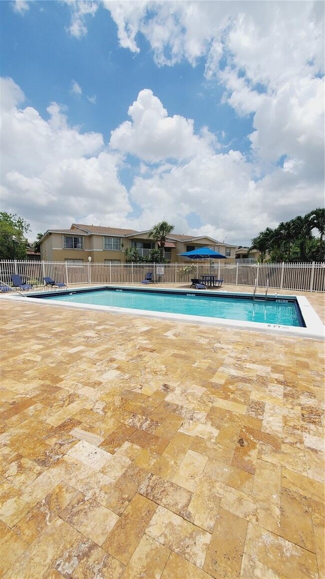 4570 NW 79th Ave, Unit 2A in Doral, FL - Foto de edificio - Building Photo