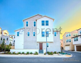 204 Yerba in Irvine, CA - Building Photo - Building Photo