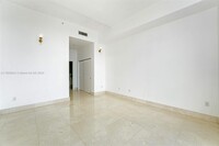 2001 Meridian Ave, Unit 516 in Miami Beach, FL - Foto de edificio - Building Photo