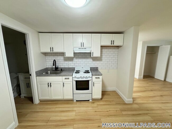 892 Huntington Ave, Unit B-1 in Boston, MA - Building Photo - Building Photo