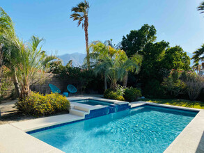 1469 E Francis Dr in Palm Springs, CA - Foto de edificio - Building Photo