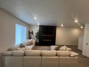 986 E Manifest Ln in Saratoga Springs, UT - Foto de edificio - Building Photo